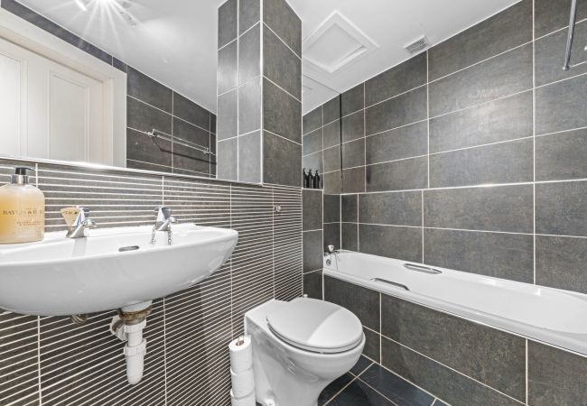 Apartment in Edinburgh - Hope Park 3 Bedroom Apartment - Edinburgh Apartment in Edinburgh - Hope Park 3 Bedroom Apartment - Edinburgh