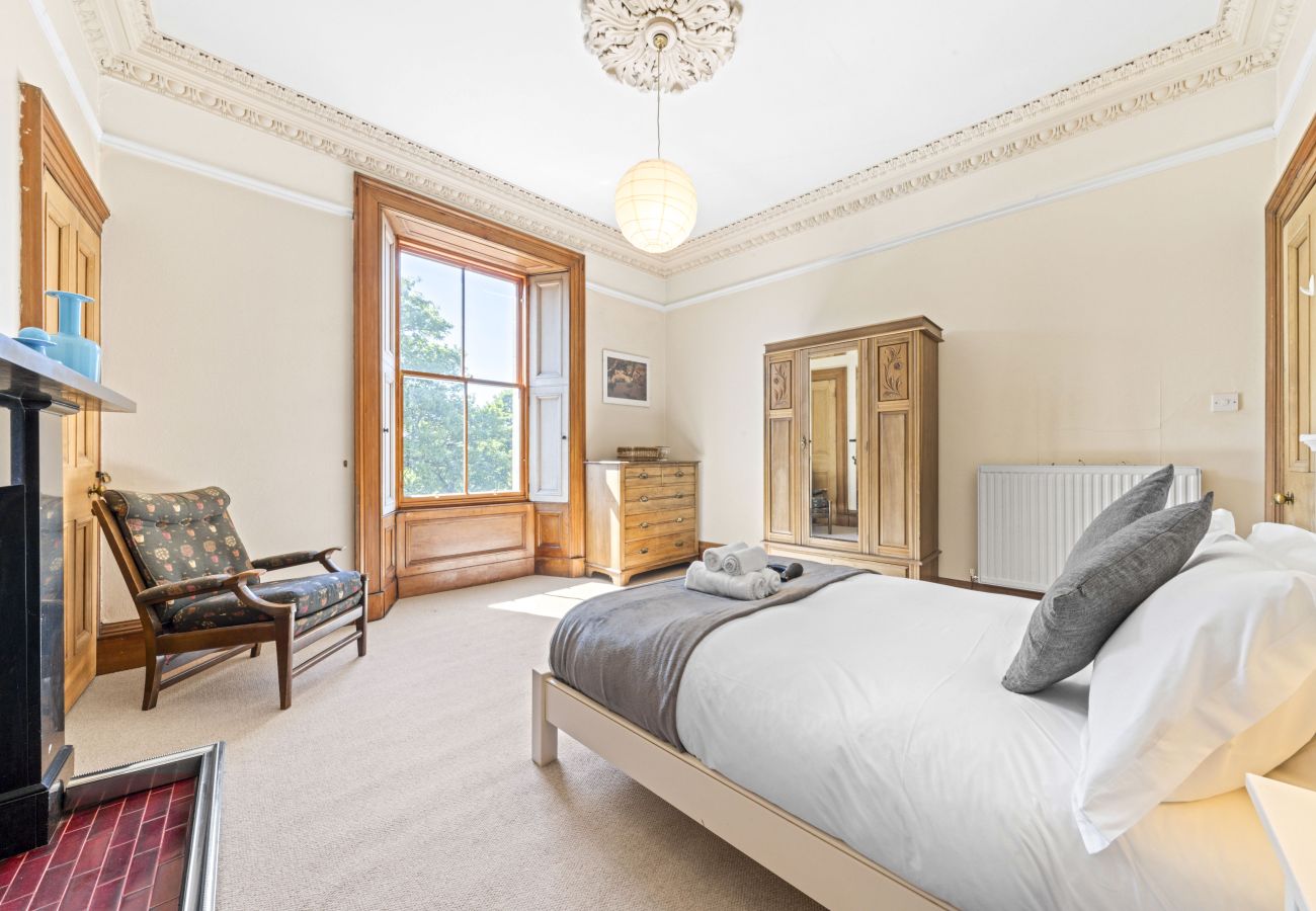 Apartment in Edinburgh - Hope Park 3 Bedroom Apartment - Edinburgh