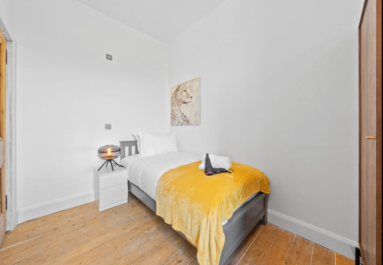 Apartment in Edinburgh - Thorntree 2 Bedroom Apartment with Sofa Bed  - Edinburgh 