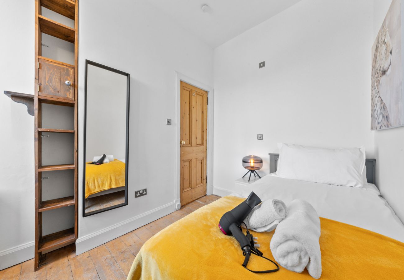 Apartment in Edinburgh - Thorntree 2 Bedroom Apartment with Sofa Bed  - Edinburgh 