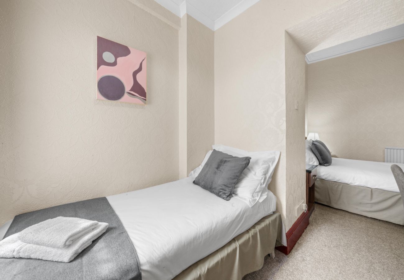 Rent by room in Inverness - Struy Guest House - Room 1  - Inverness 