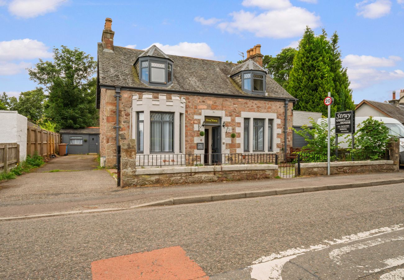Rent by room in Inverness - Struy Guest House - Room 4  - Inverness 