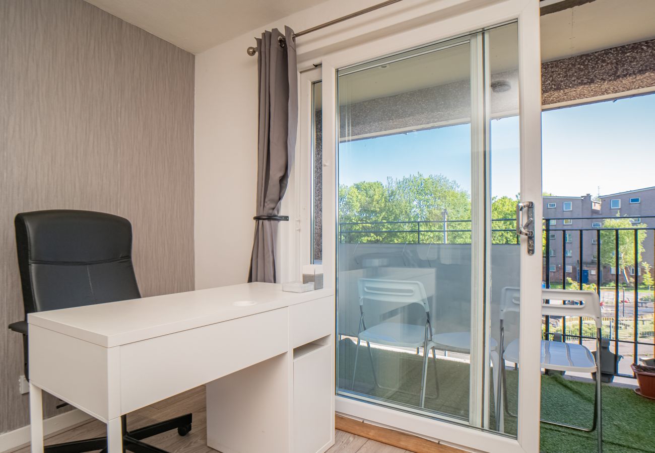 Apartment in Edinburgh - Northfield 1 Bedroom Apartment with Sofa Bed - Edinburgh 