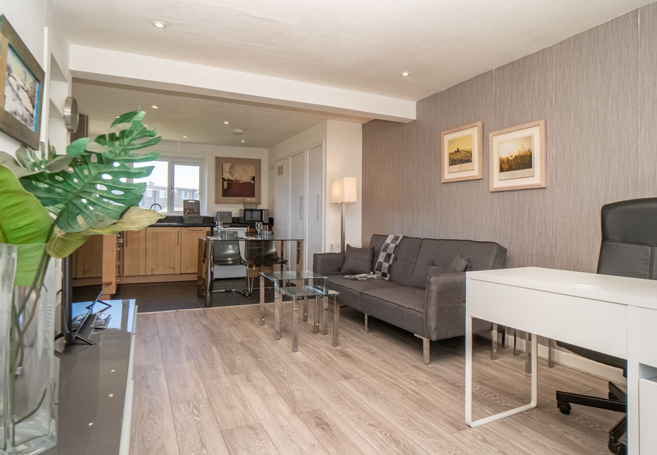 Apartment in Edinburgh - Northfield 1 Bedroom Apartment with Sofa Bed - Edinburgh 
