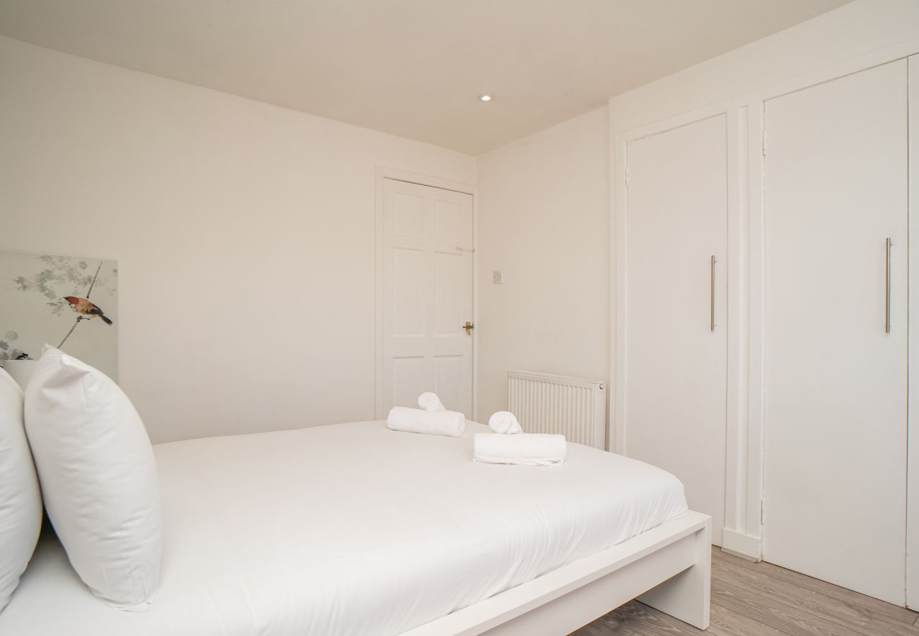 Apartment in Edinburgh - Northfield 1 Bedroom Apartment with Sofa Bed - Edinburgh 