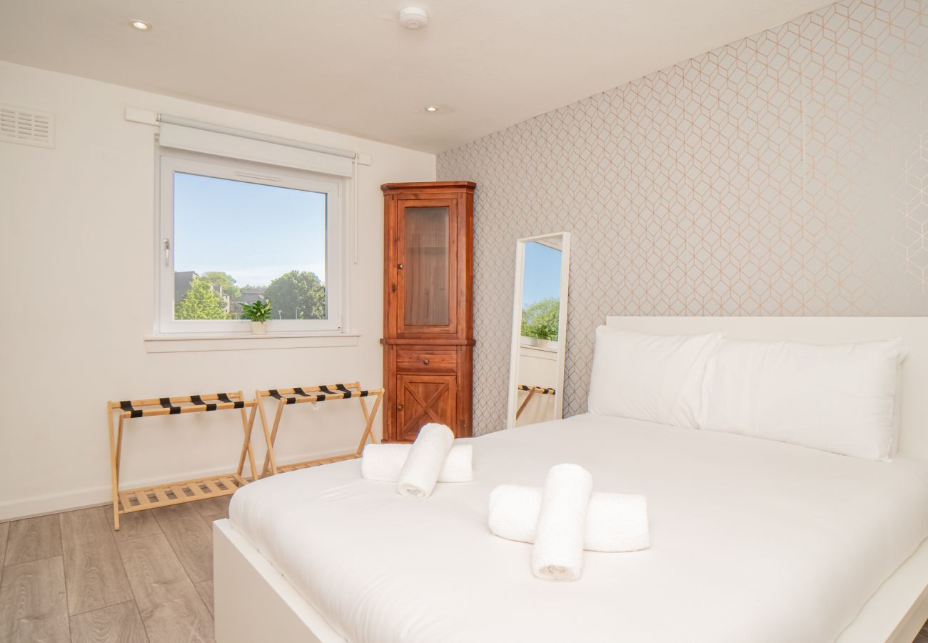 Apartment in Edinburgh - Northfield 1 Bedroom Apartment with Sofa Bed - Edinburgh 