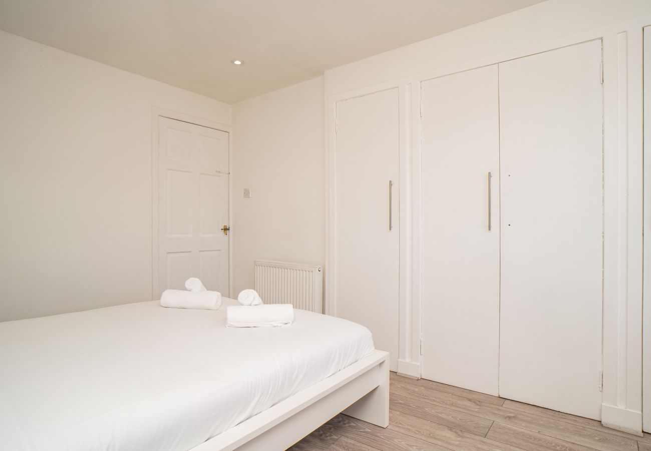 Apartment in Edinburgh - Northfield 1 Bedroom Apartment with Sofa Bed - Edinburgh 