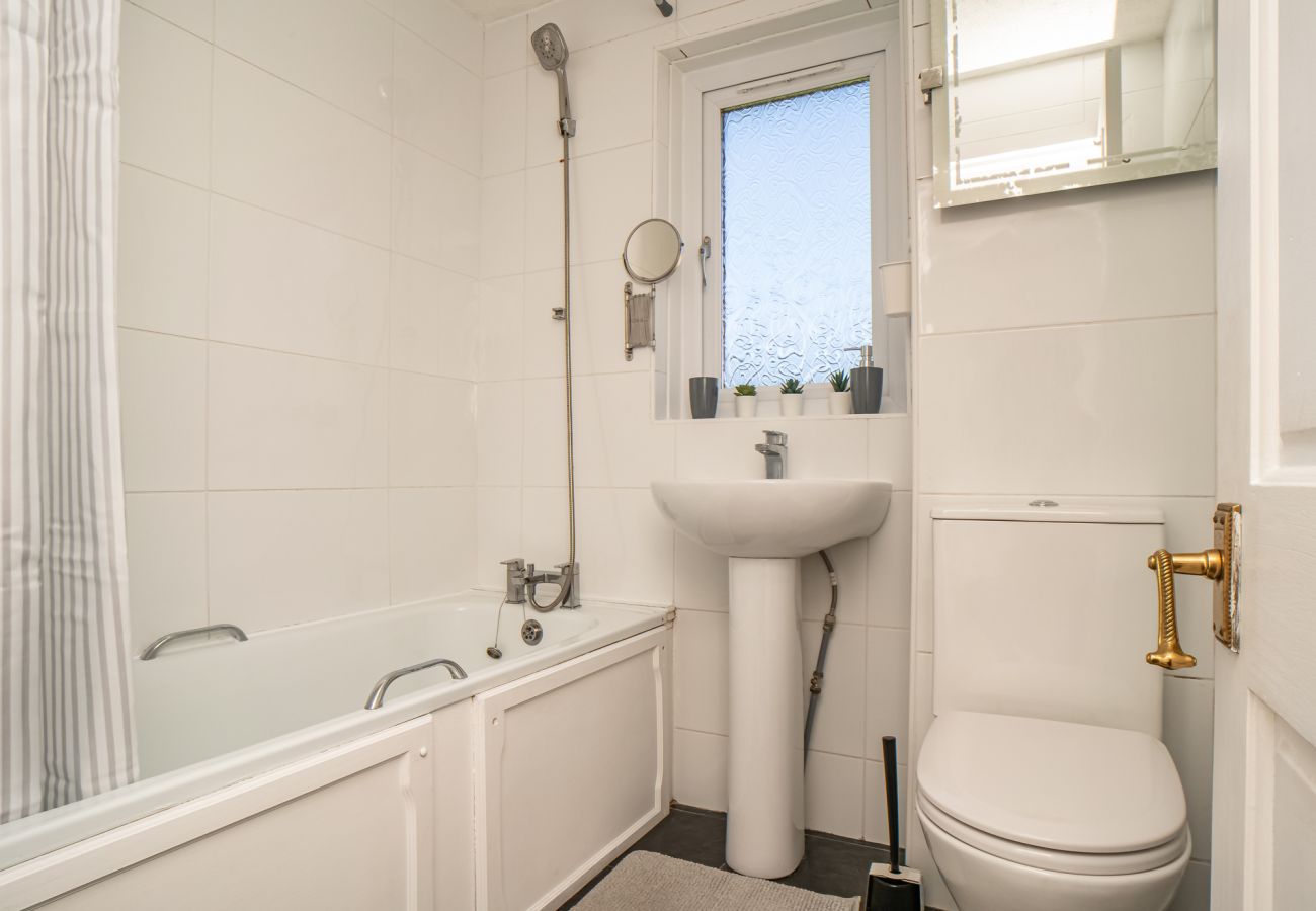 Apartment in Edinburgh - Northfield 1 Bedroom Apartment with Sofa Bed - Edinburgh 