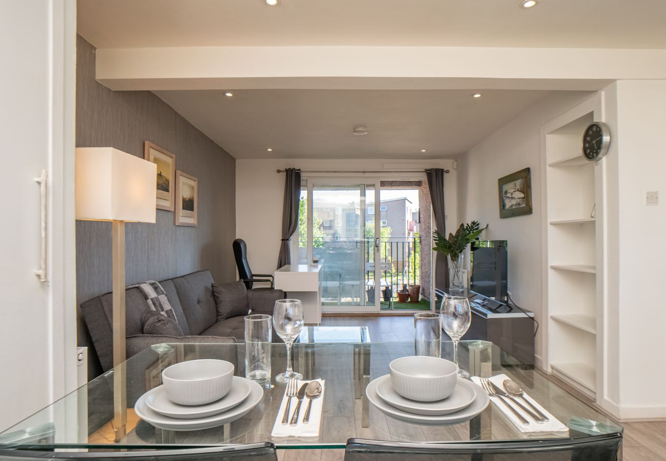 Apartment in Edinburgh - Northfield 1 Bedroom Apartment with Sofa Bed - Edinburgh 