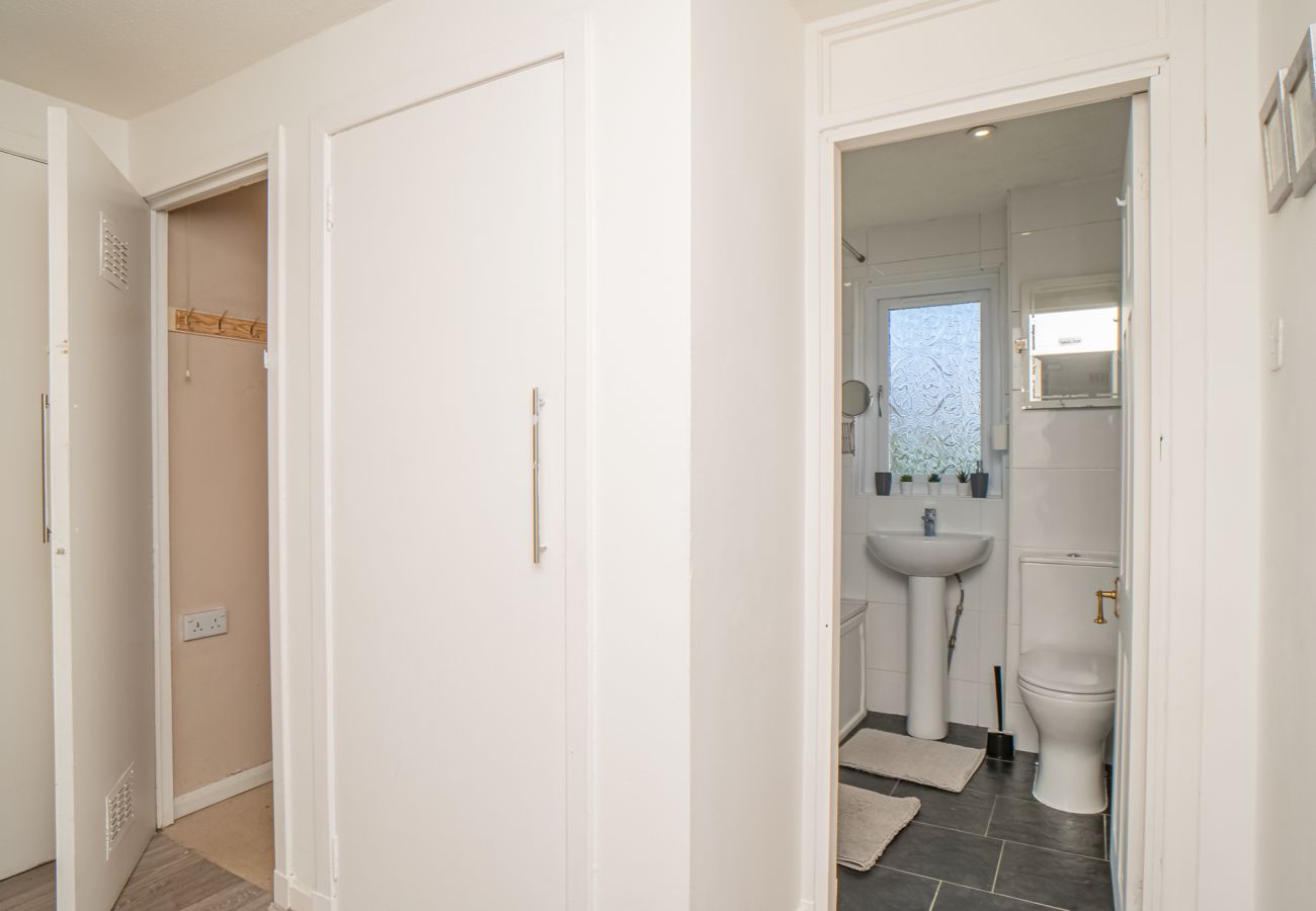 Apartment in Edinburgh - Northfield 1 Bedroom Apartment with Sofa Bed - Edinburgh 