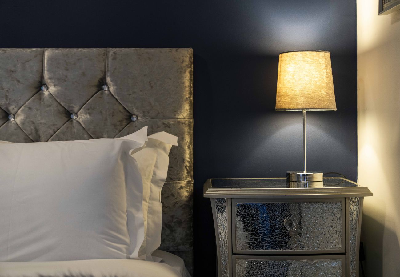 Apartment in Edinburgh - Hawkhill 1 Bedroom Apartment - Edinburgh