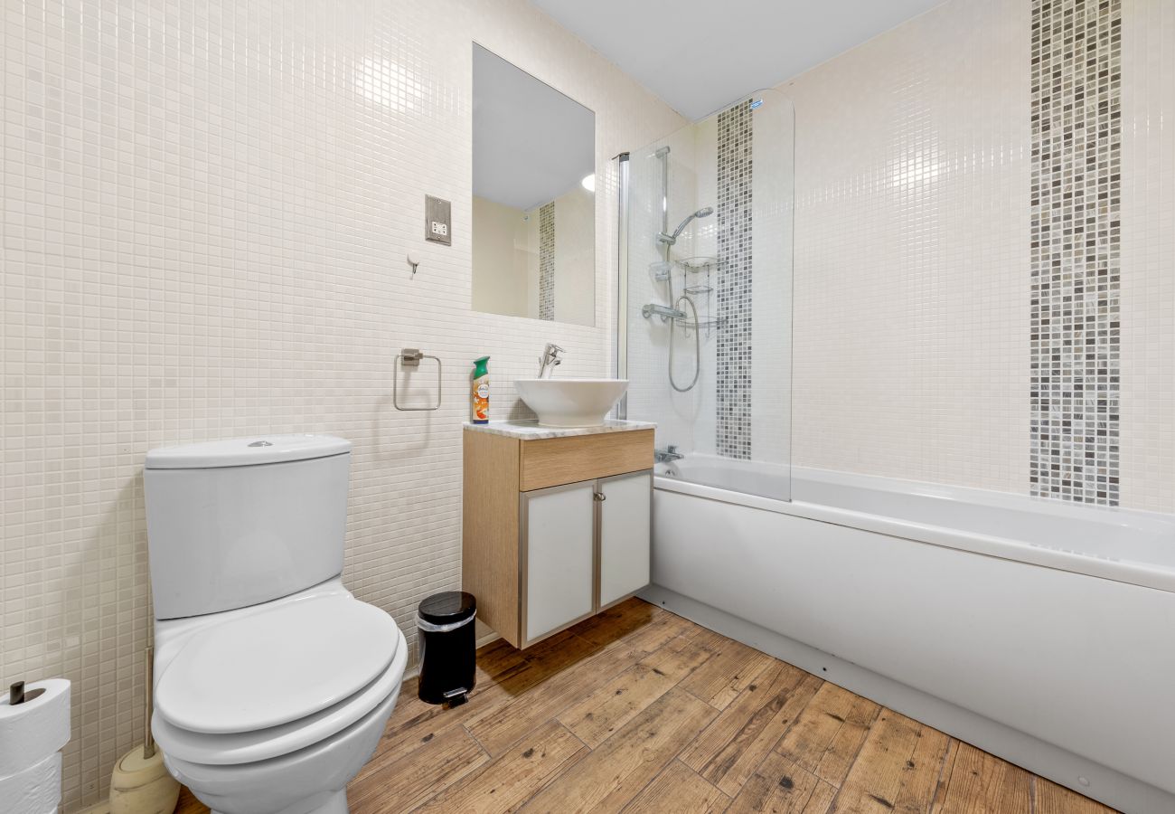 Apartment in Edinburgh - Hawkhill 1 Bedroom Apartment - Edinburgh