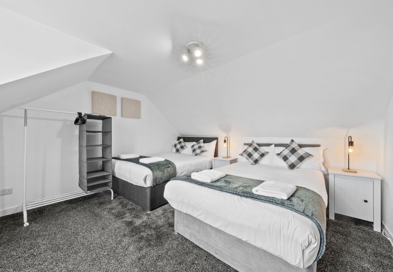 Apartment in Hawick - Comfortable 4 Bedroom Apartment - Hawick 	