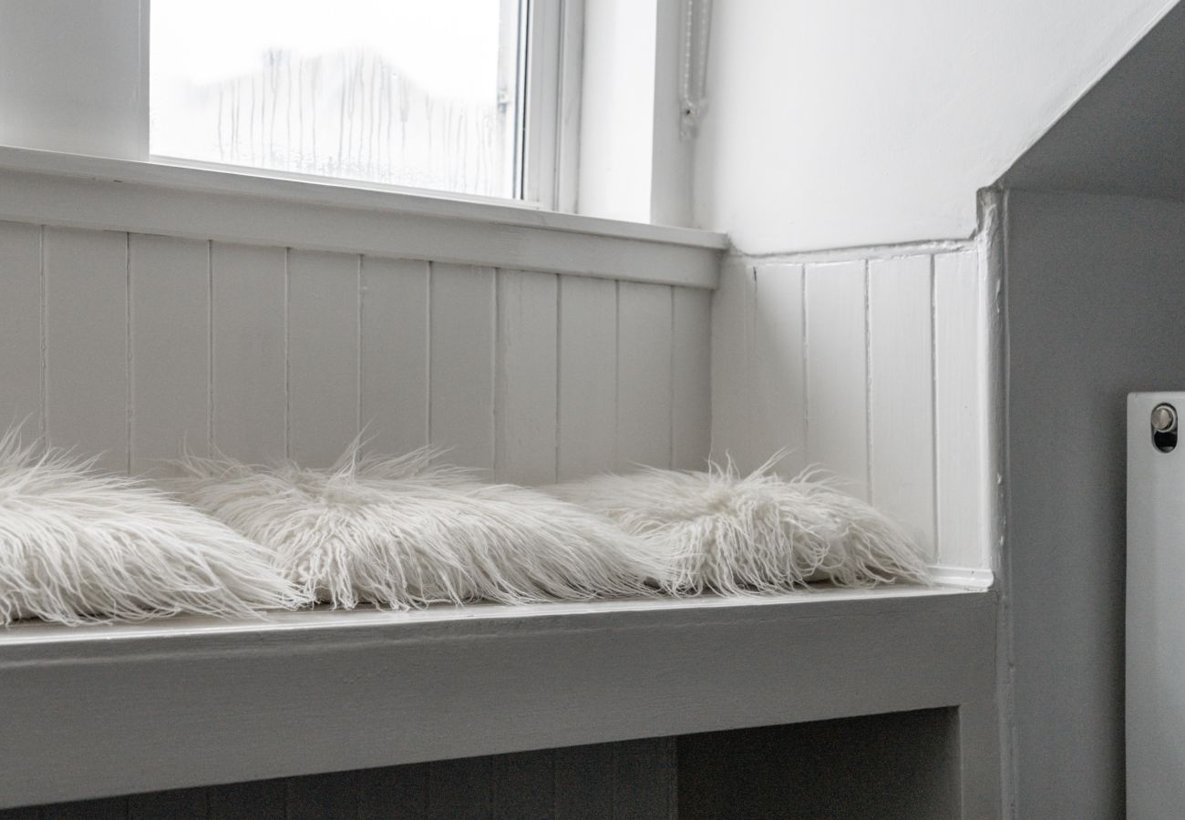 Apartment in Hawick - Comfortable 4 Bedroom Apartment - Hawick 	