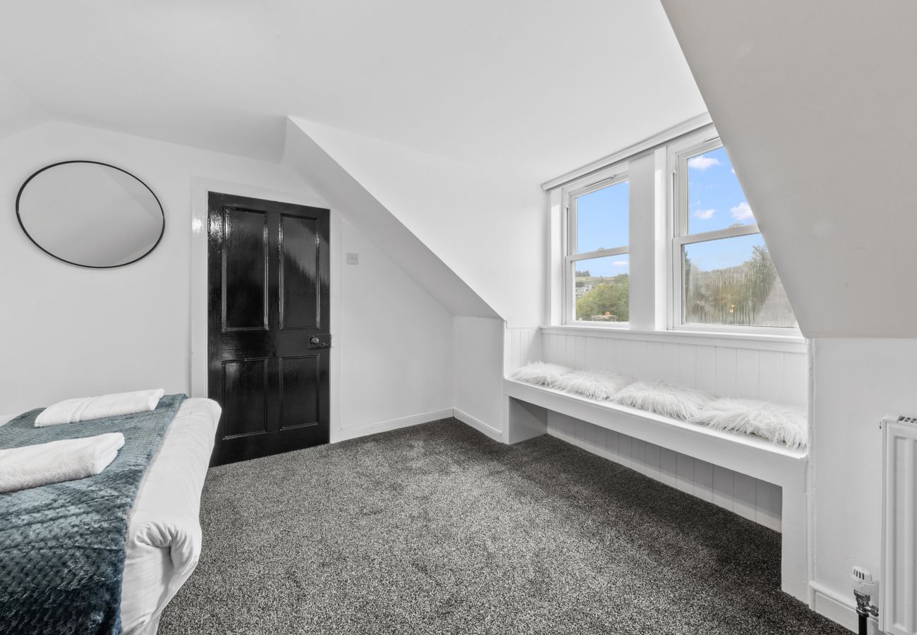 Apartment in Hawick - Comfortable 4 Bedroom Apartment - Hawick 	