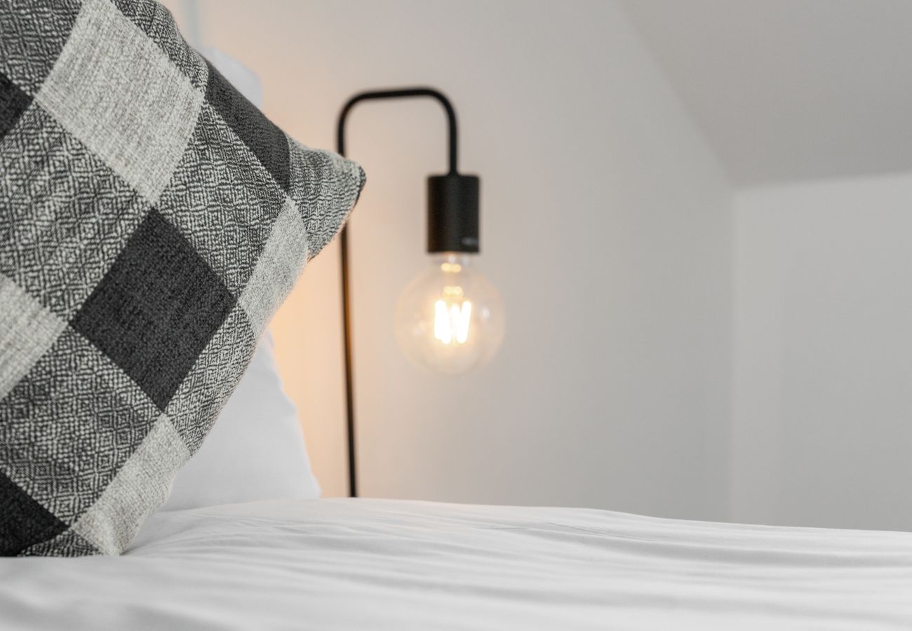 Apartment in Hawick - Comfortable 4 Bedroom Apartment - Hawick 	