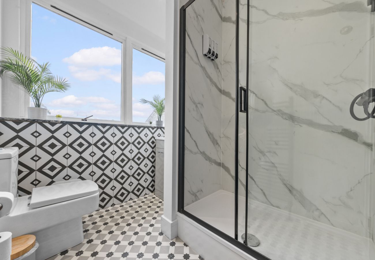 Apartment in Hawick - Comfortable 4 Bedroom Apartment - Hawick 	