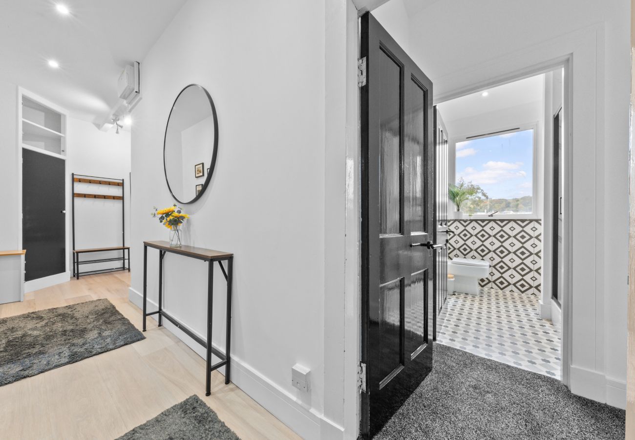 Apartment in Hawick - Comfortable 4 Bedroom Apartment - Hawick 	