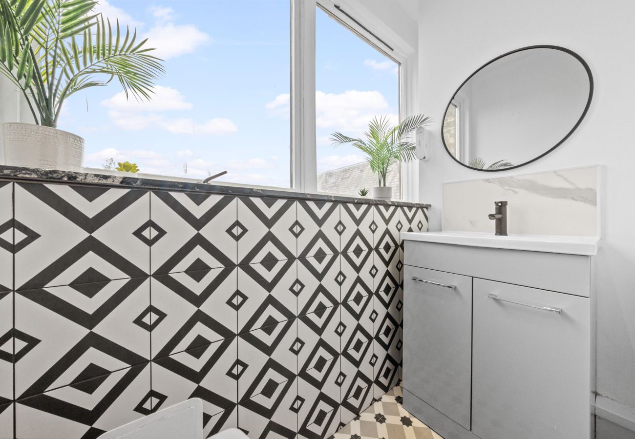 Apartment in Hawick - Comfortable 4 Bedroom Apartment - Hawick 	