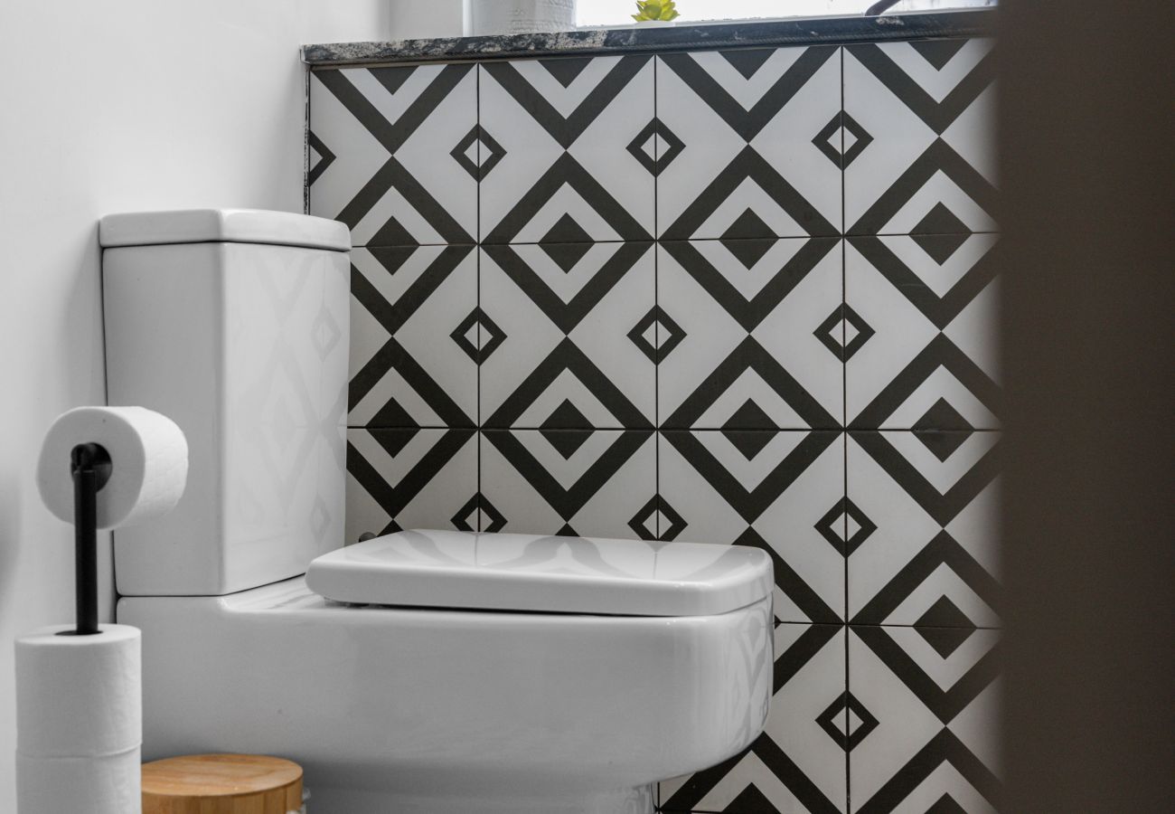 Apartment in Hawick - Comfortable 4 Bedroom Apartment - Hawick 	