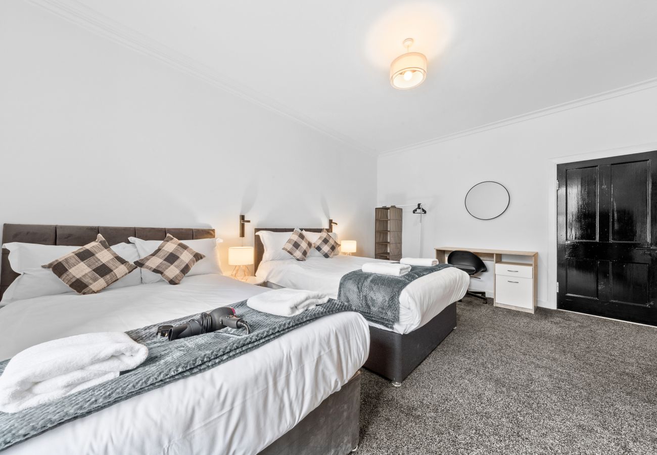 Apartment in Hawick - Comfortable 4 Bedroom Apartment - Hawick 	