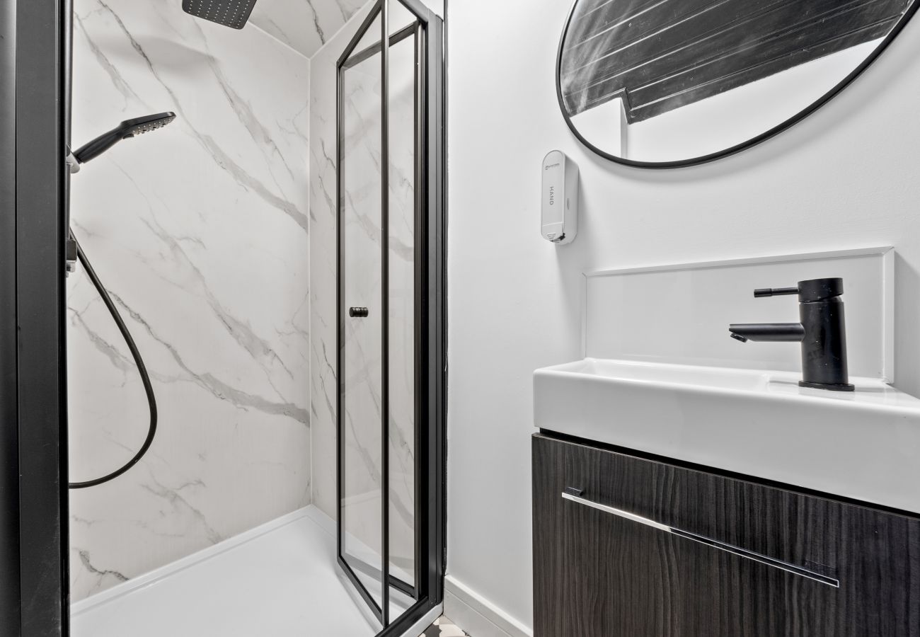 Apartment in Hawick - Comfortable 4 Bedroom Apartment - Hawick 	