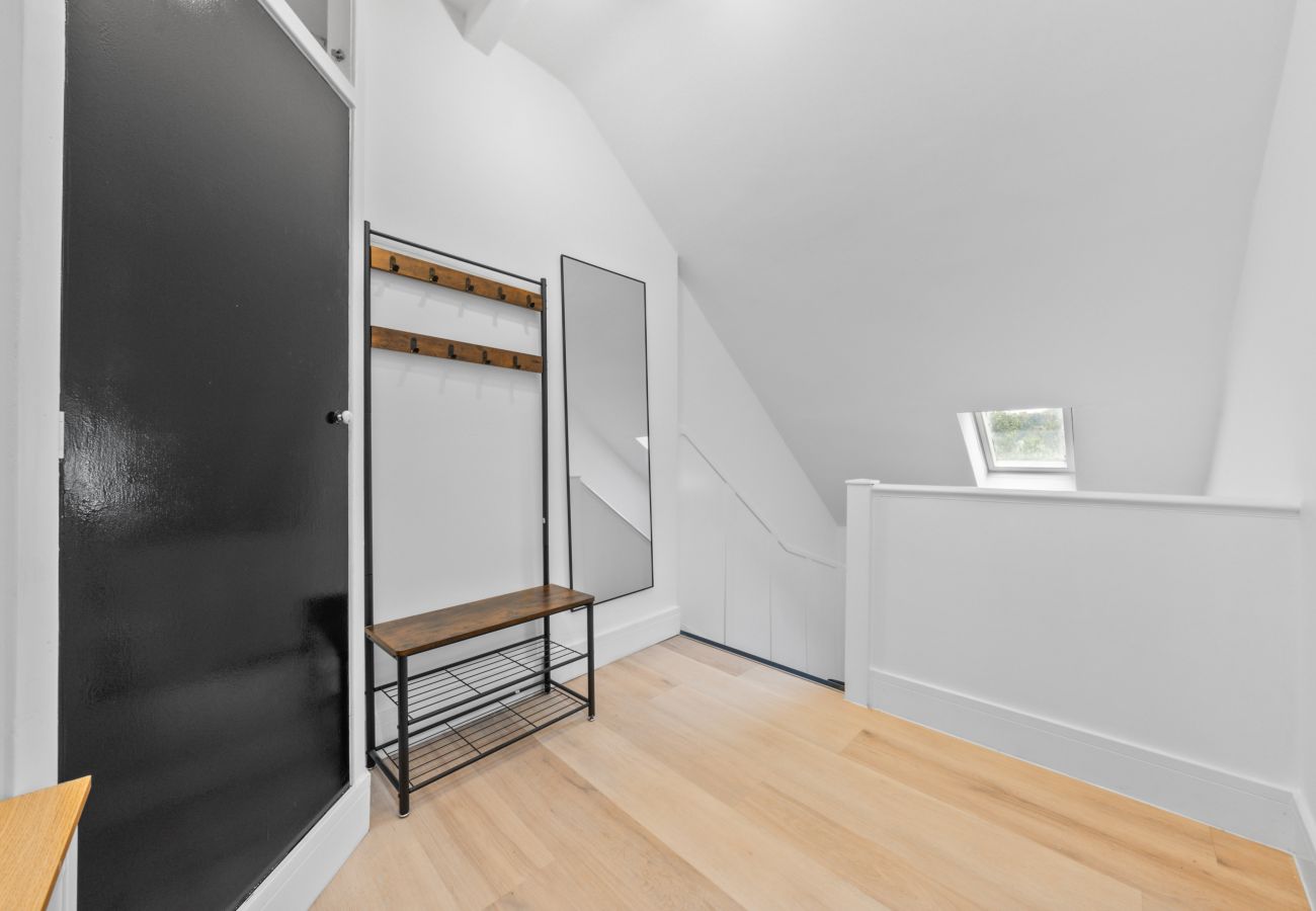 Apartment in Hawick - Comfortable 4 Bedroom Apartment - Hawick 	