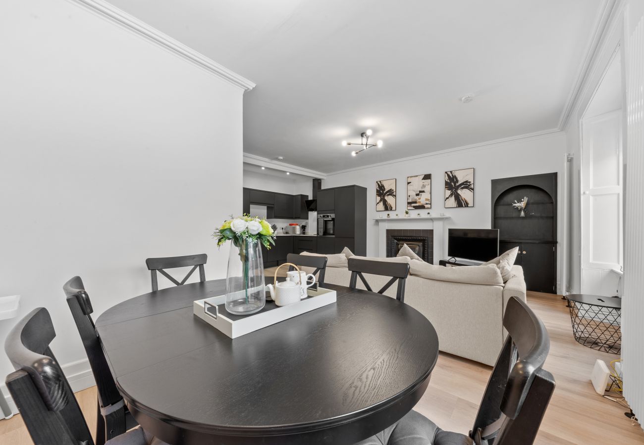 Apartment in Hawick - Comfortable 4 Bedroom Apartment - Hawick 	