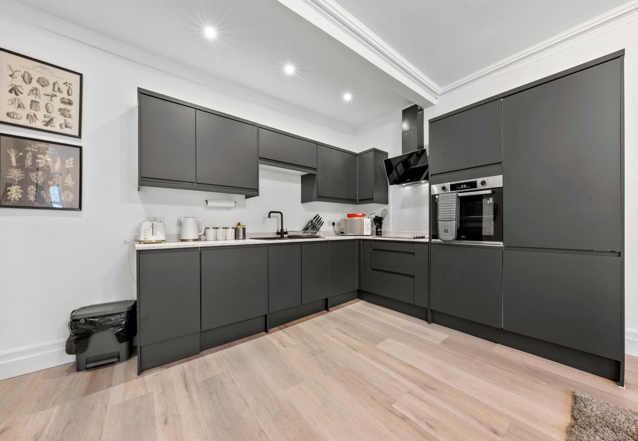 Apartment in Hawick - Comfortable 4 Bedroom Apartment - Hawick 	