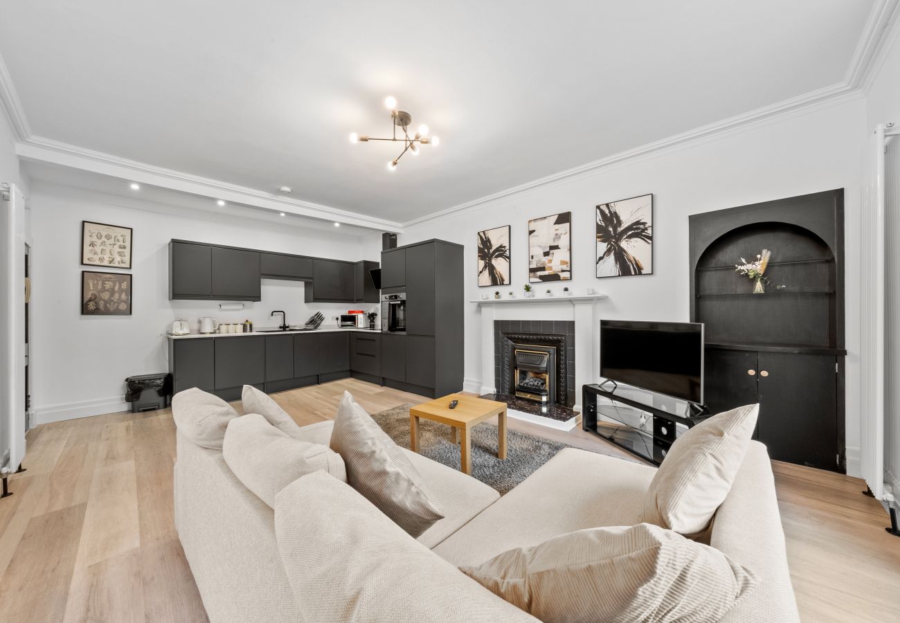 Apartment in Hawick - Comfortable 4 Bedroom Apartment - Hawick 	