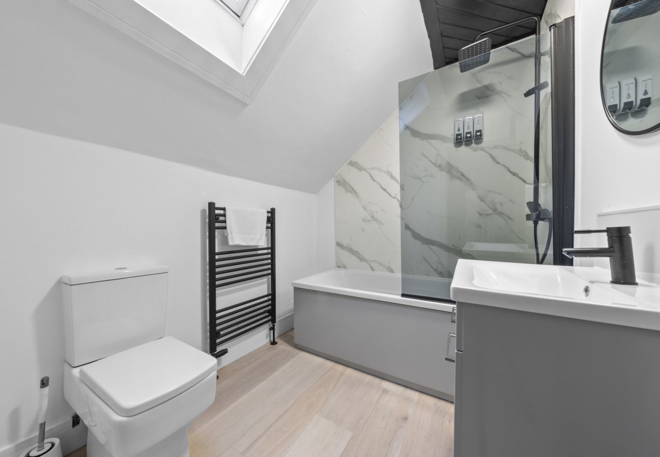 Apartment in Hawick - Comfortable 4 Bedroom Apartment - Hawick 	