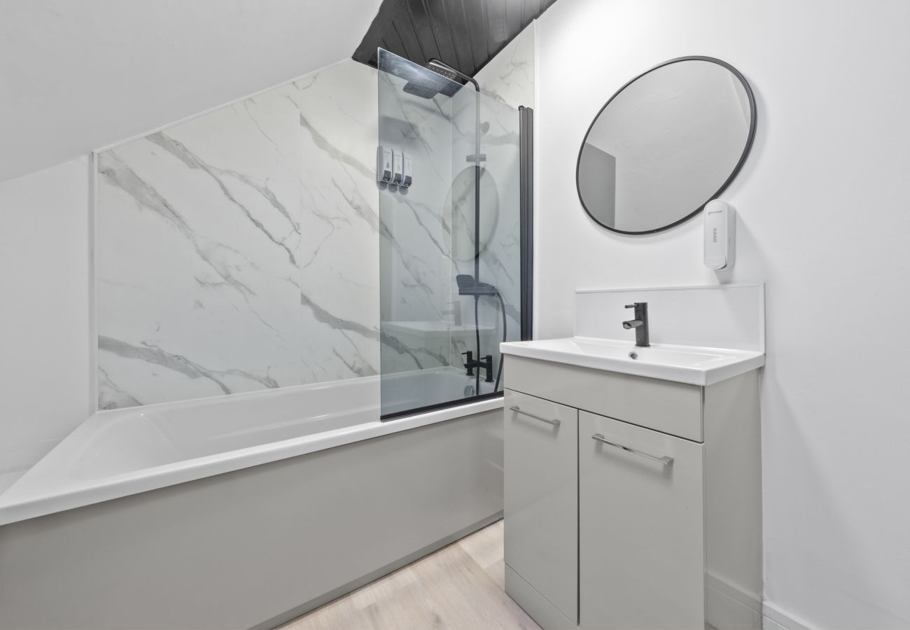 Apartment in Hawick - Comfortable 4 Bedroom Apartment - Hawick 	