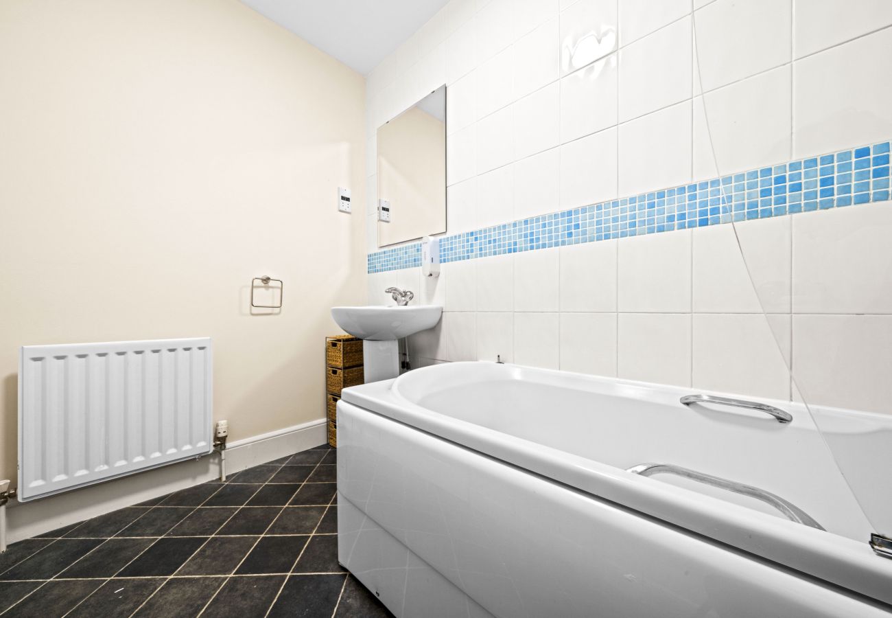 Apartment in Edinburgh - St Clair 2 Bedroom Apartment - Leith, Edinburgh 