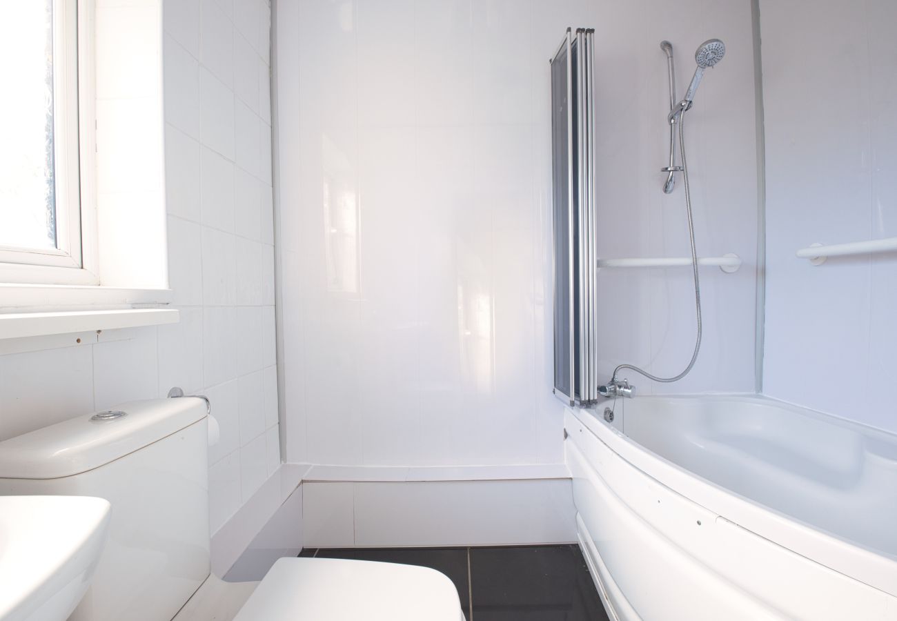 Apartment in Edinburgh - Dewar 3 Bedroom Apartment - Edinburgh