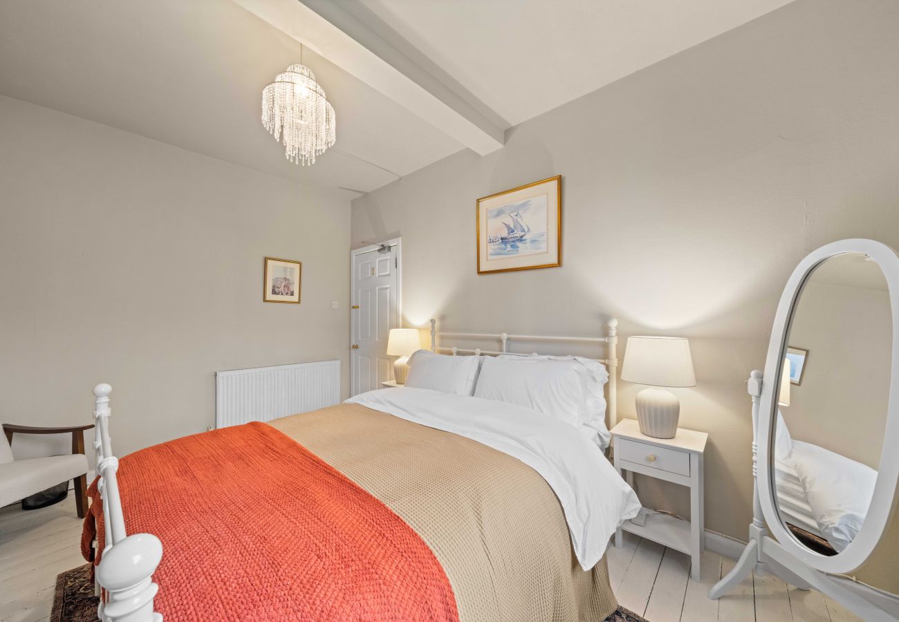 Apartment in Edinburgh - Dewar 3 Bedroom Apartment - Edinburgh