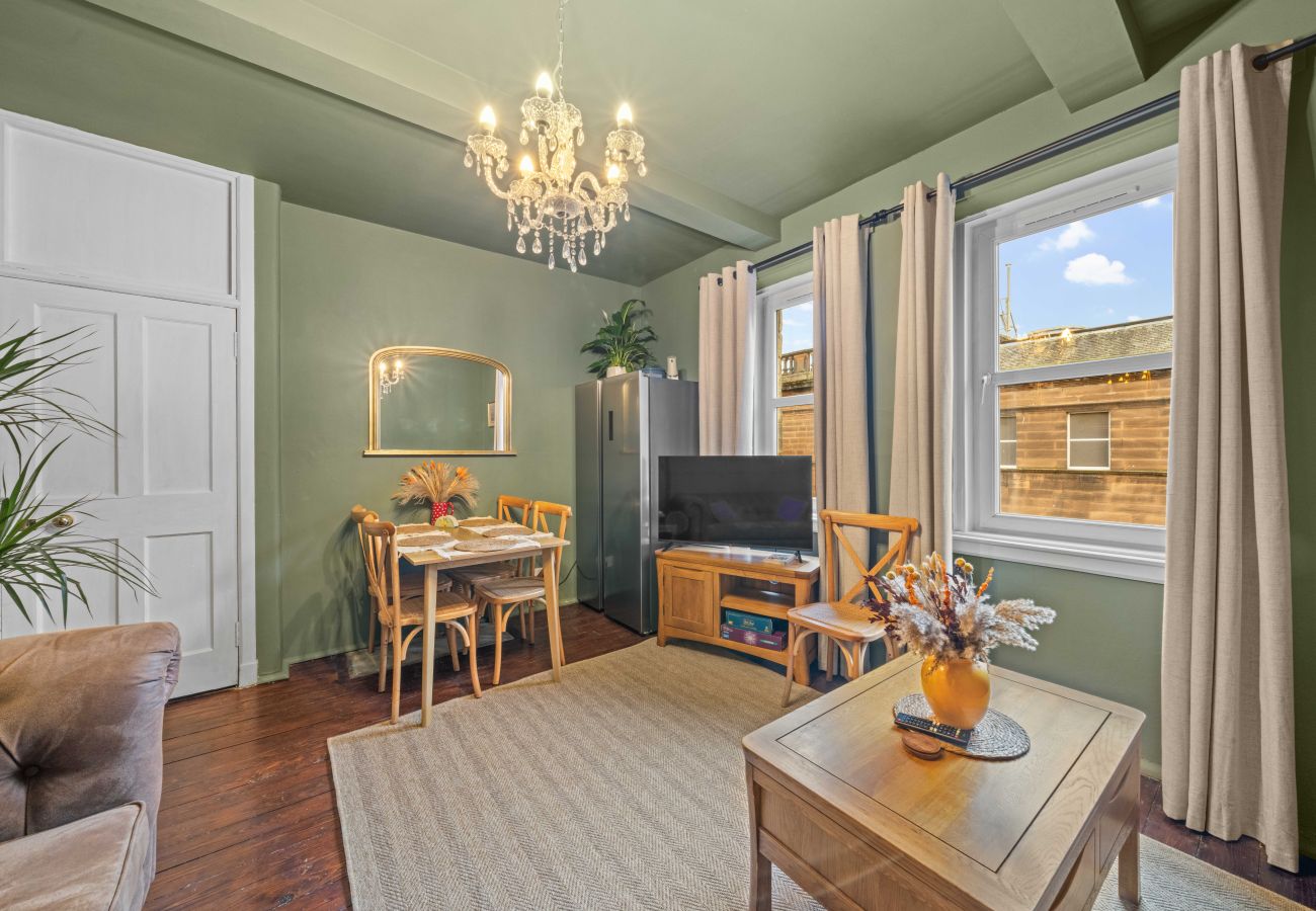 Apartment in Edinburgh - Dewar 3 Bedroom Apartment - Edinburgh