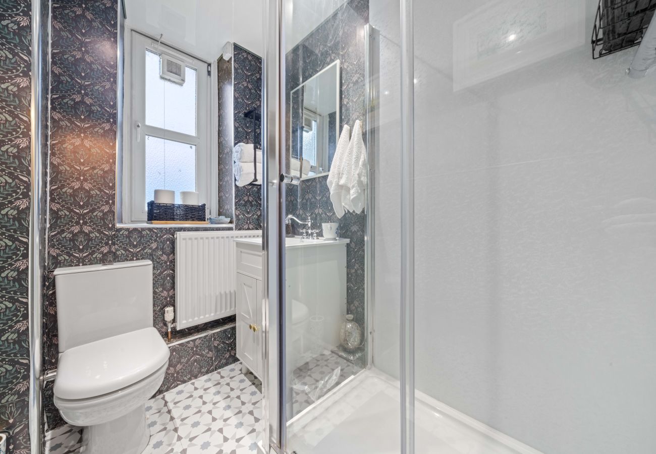 Apartment in Edinburgh - Dewar 3 Bedroom Apartment - Edinburgh