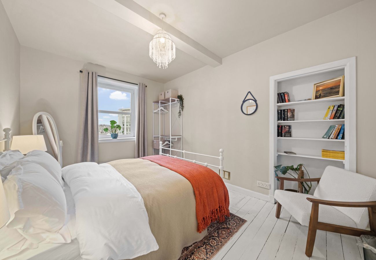Apartment in Edinburgh - Dewar 3 Bedroom Apartment - Edinburgh