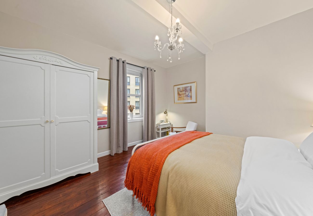 Apartment in Edinburgh - Dewar 3 Bedroom Apartment - Edinburgh