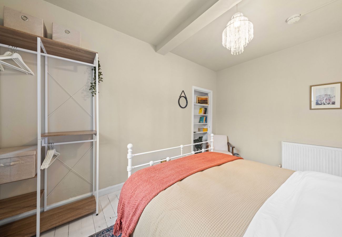 Apartment in Edinburgh - Dewar 3 Bedroom Apartment - Edinburgh