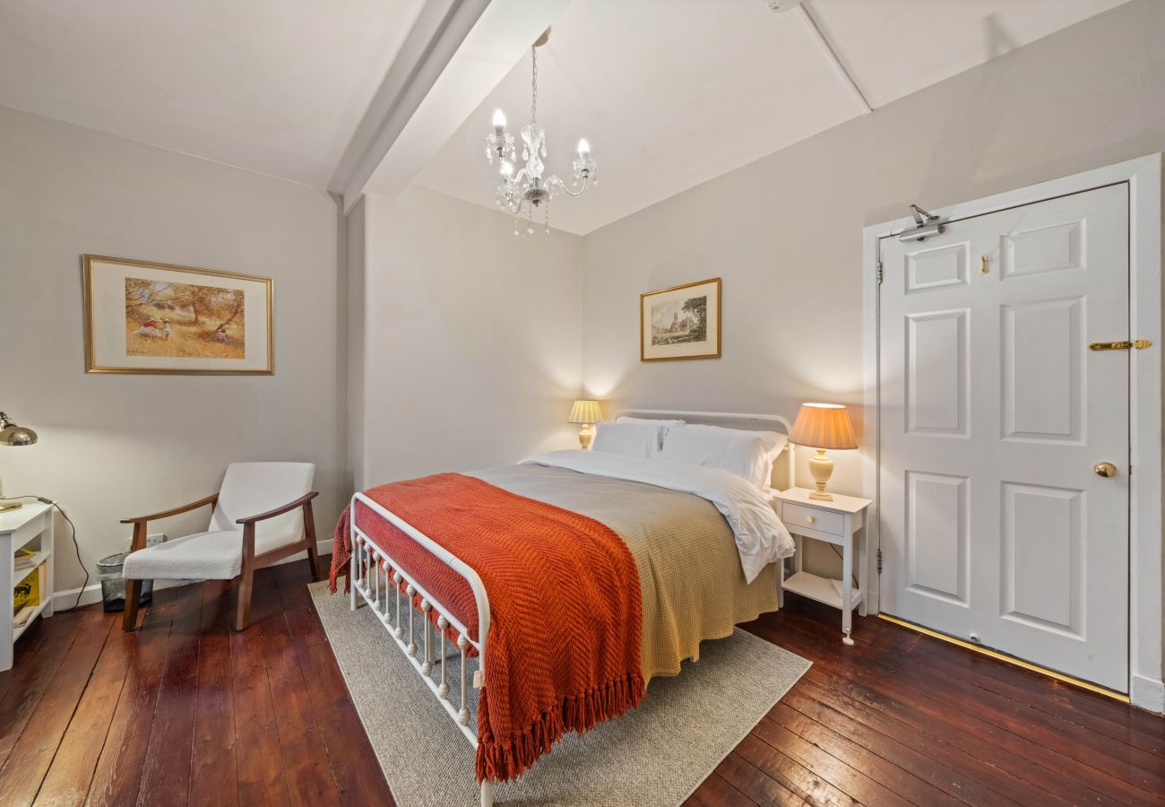 Apartment in Edinburgh - Dewar 3 Bedroom Apartment - Edinburgh