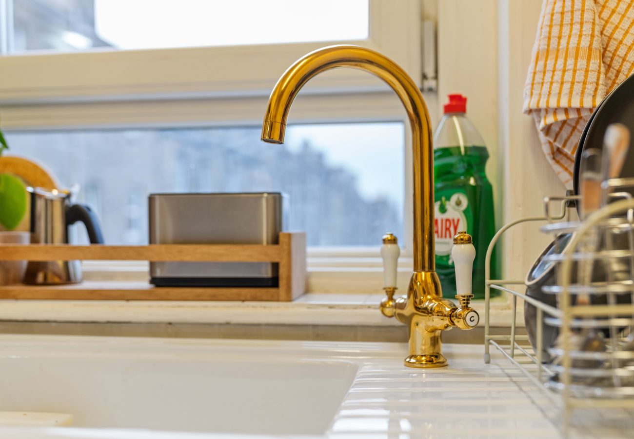 Apartment in Edinburgh - Dewar 3 Bedroom Apartment - Edinburgh