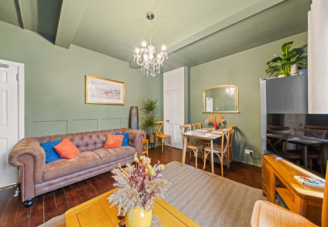 Apartment in Edinburgh - Dewar 3 Bedroom Apartment - Edinburgh