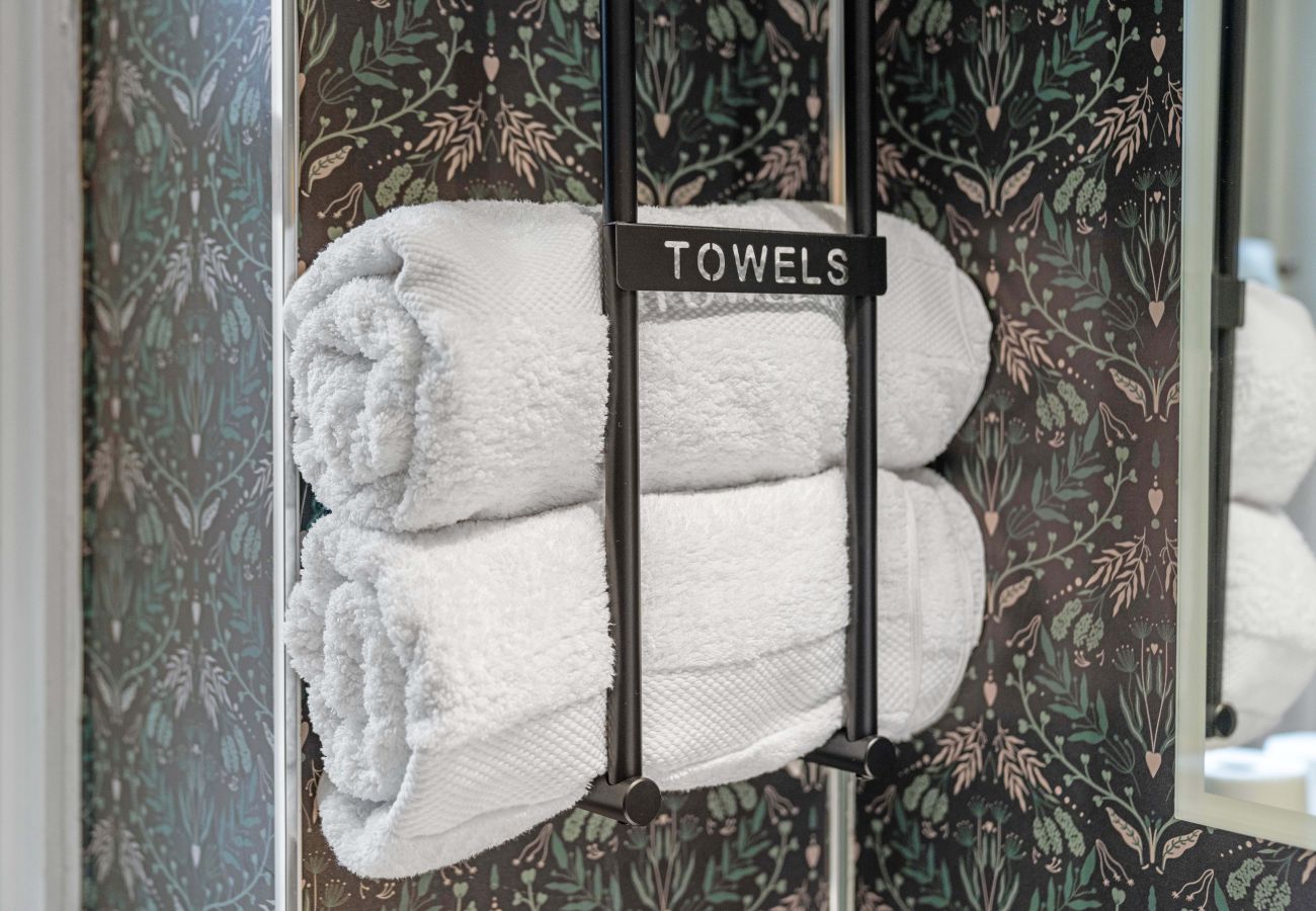 Apartment in Edinburgh - Dewar 3 Bedroom Apartment - Edinburgh