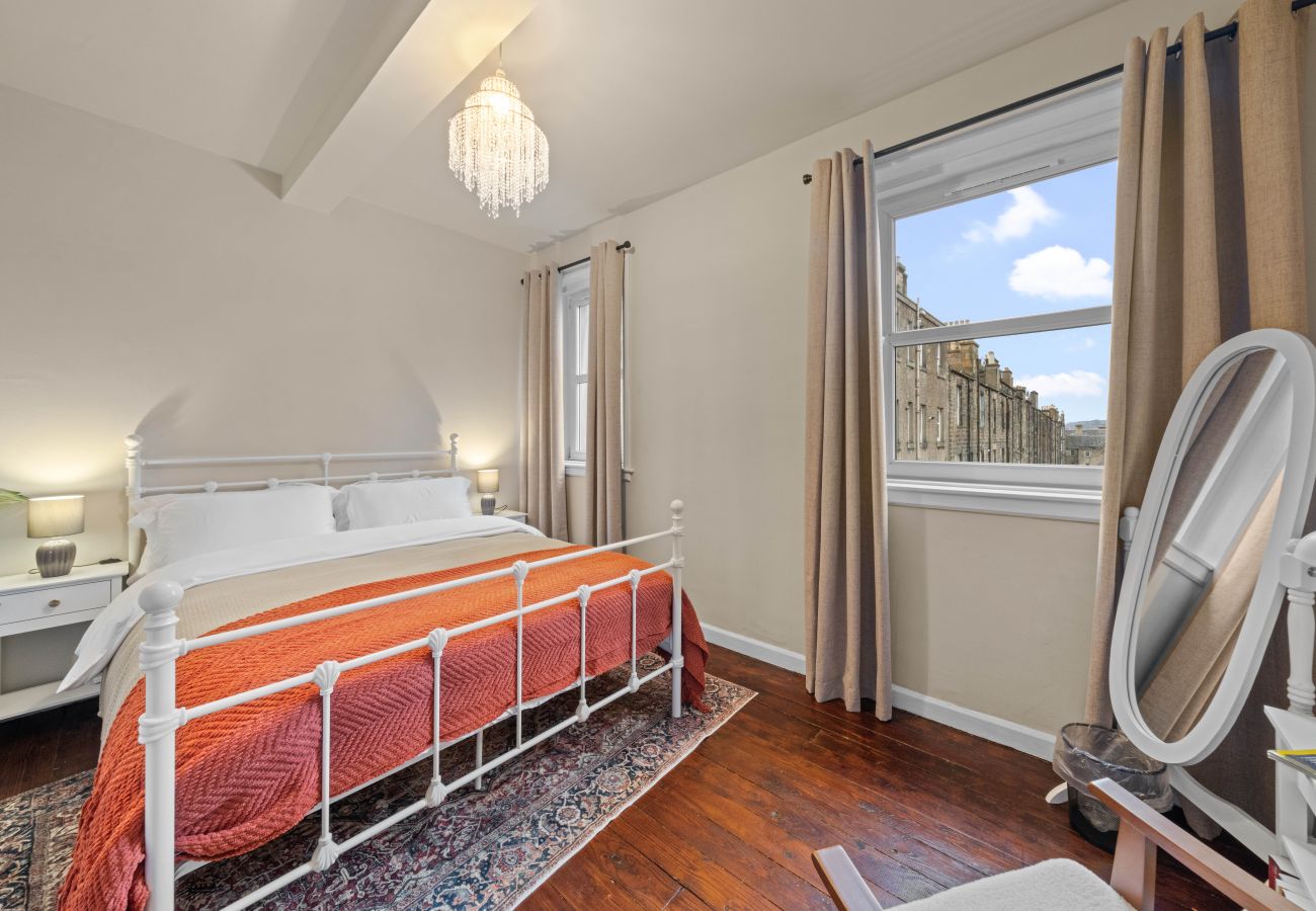 Apartment in Edinburgh - Dewar 3 Bedroom Apartment - Edinburgh