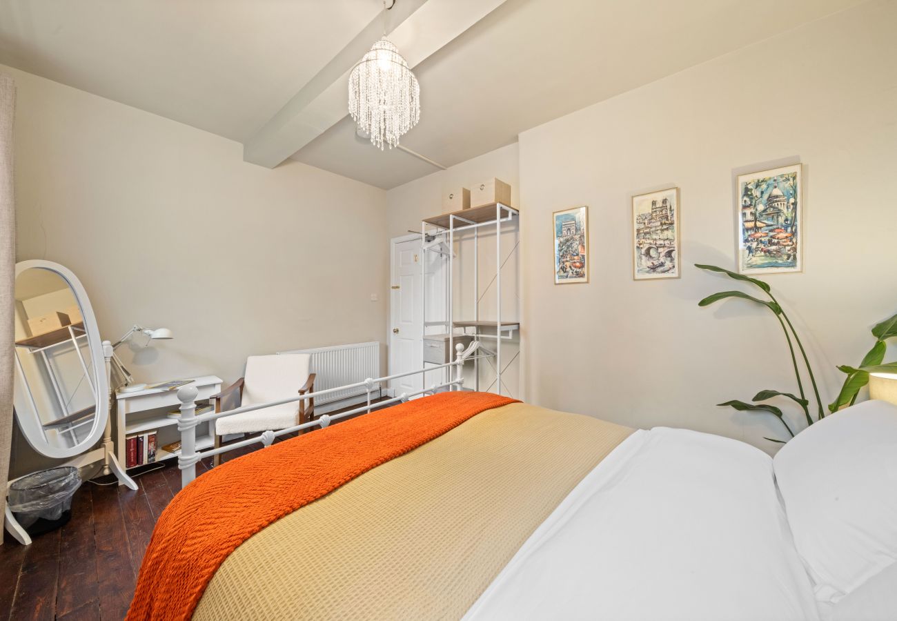 Apartment in Edinburgh - Dewar 3 Bedroom Apartment - Edinburgh