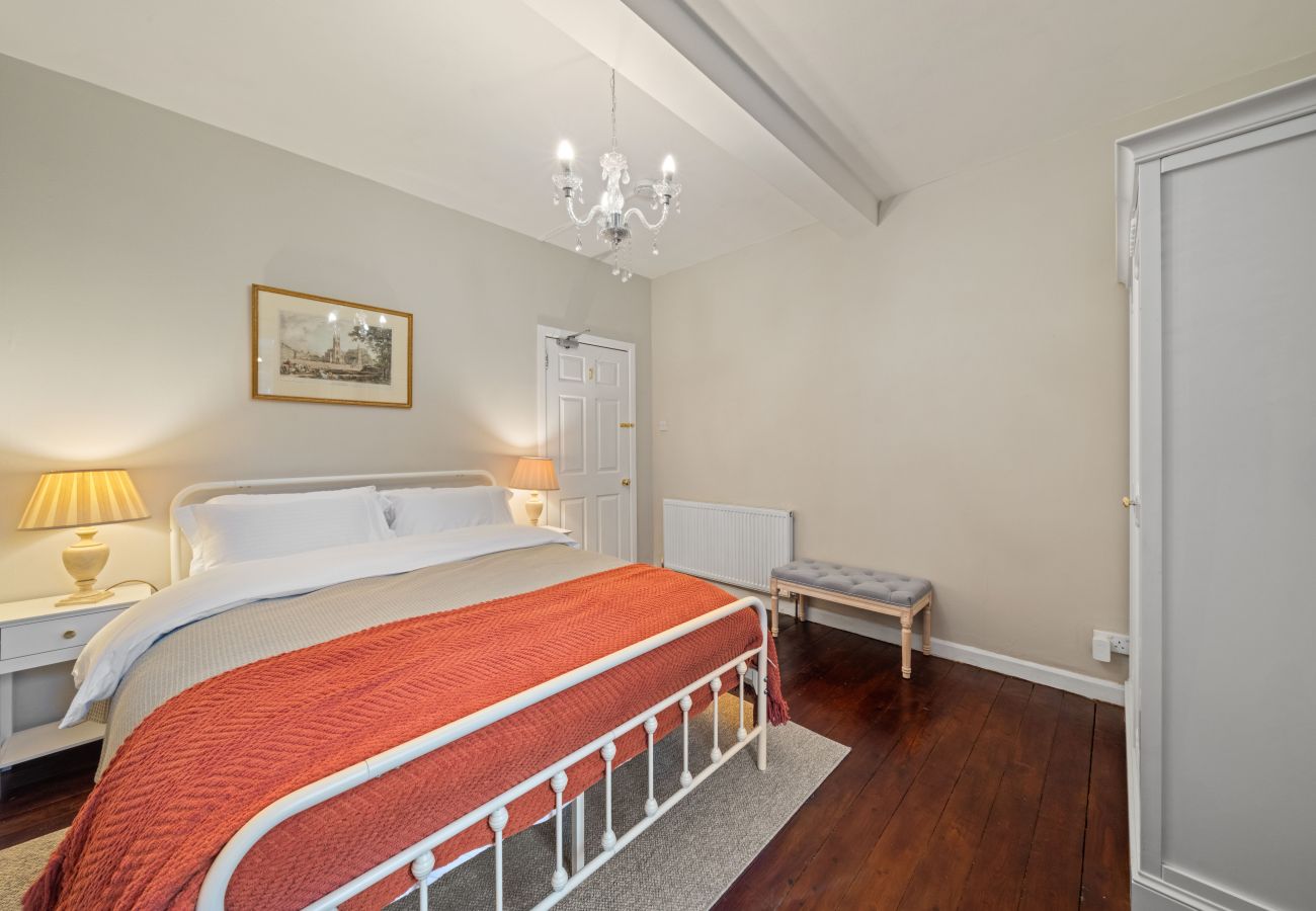 Apartment in Edinburgh - Dewar 3 Bedroom Apartment - Edinburgh