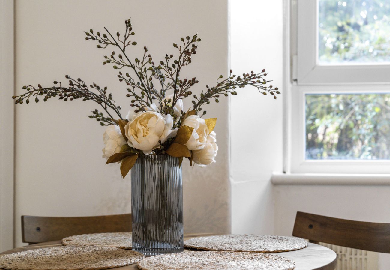 Apartment in Edinburgh - Stewart Terrace 1 Bedroom Apartment + Sofa Bed - Edinburgh