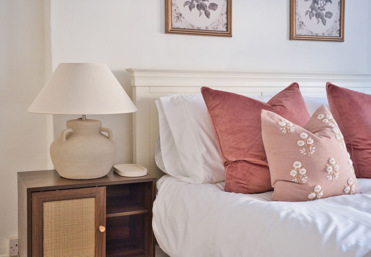 House in Bradford-on-Avon - Hollyhocks 2 Bedroom House + Extra Sleeping Option - Wiltshire
