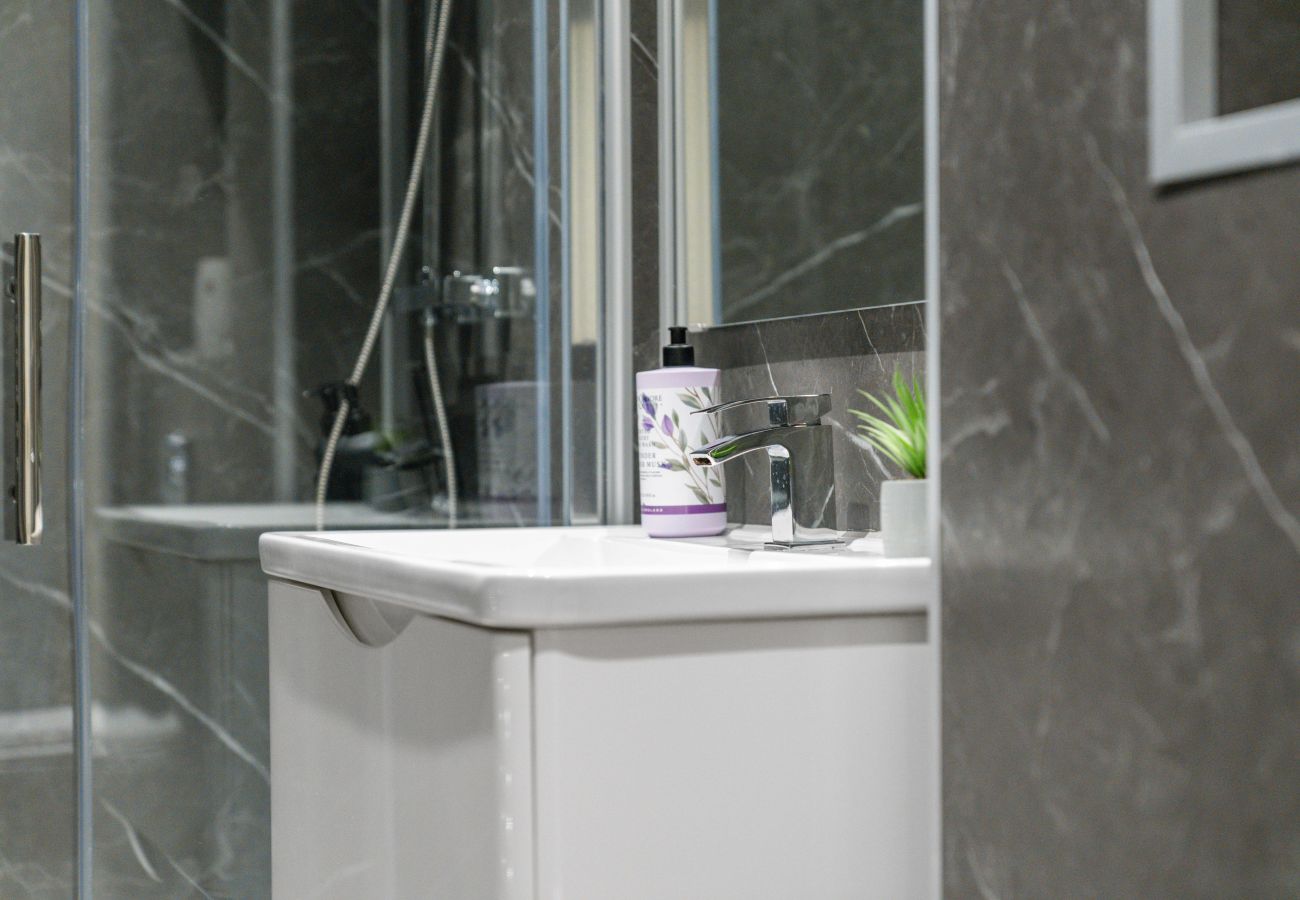 Apartment in Edinburgh - Upper Grove 2 Bedroom Apartment - Edinburgh 